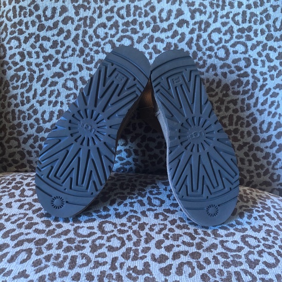 Brand New Perforated Ugg Short Ankle Boot - Picture 3 of 5